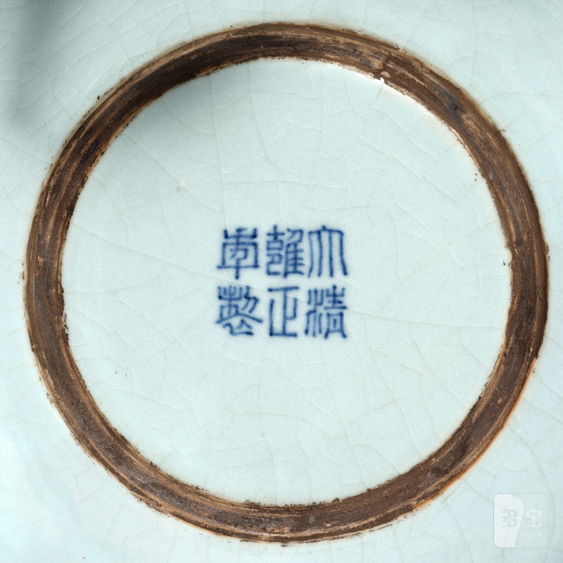 An extremely rare ru-type 'lotus' tripod stand, Seal mark and period of Yongzheng | 清雍正 仿汝釉浮雕蓮瓣紋束腰三足座 《大清雍正年製》款 - 图5